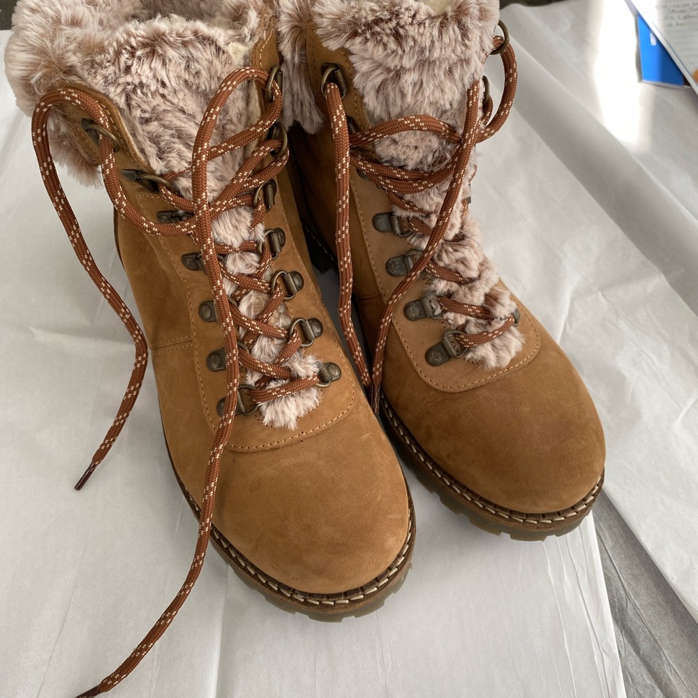 Women’s Faux-Fur Lace-Up Winter Boots in Tan Size 9